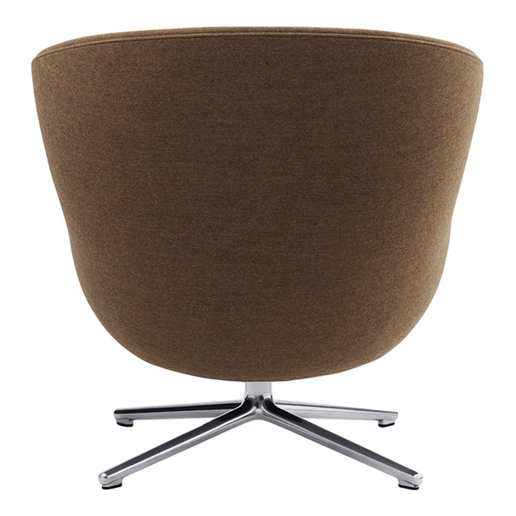 Poltrona lounge imbottita bassa girevole Nordic Hygge con forma avvolgente a sponda alta per il soggiorno