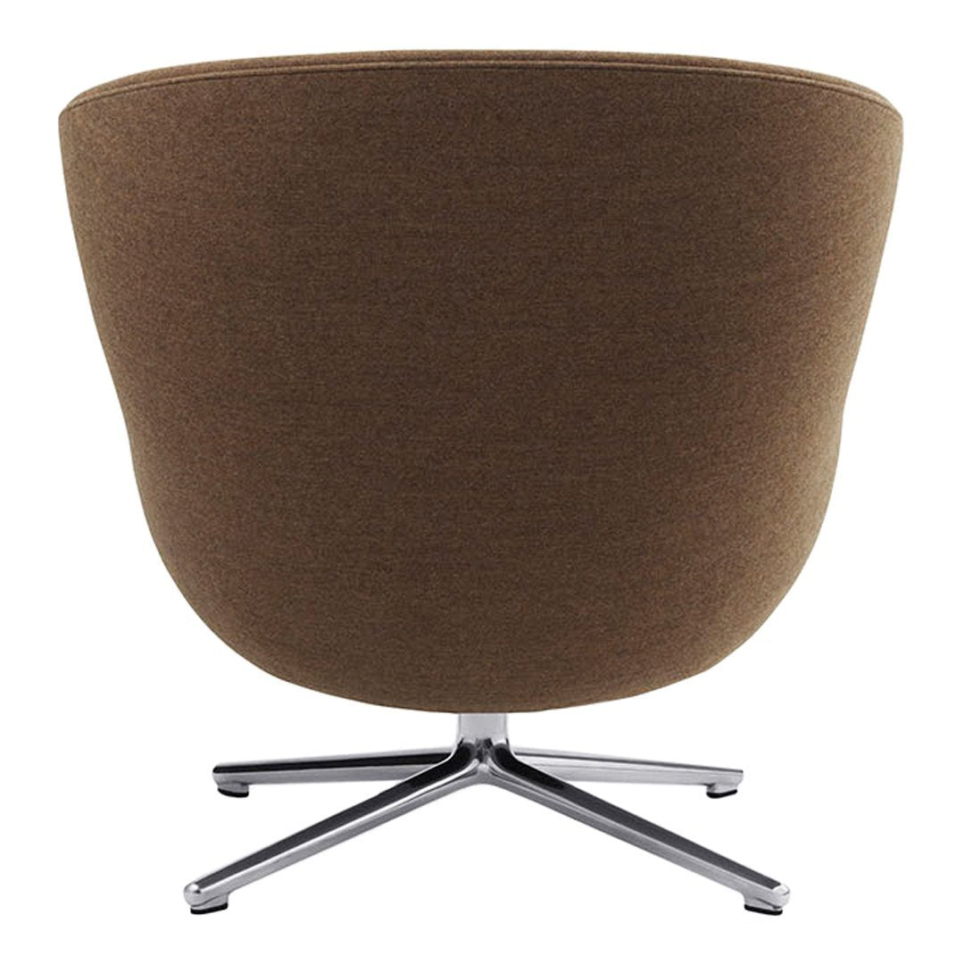 Poltrona lounge imbottita bassa girevole Nordic Hygge con forma avvolgente a sponda alta per il soggiorno