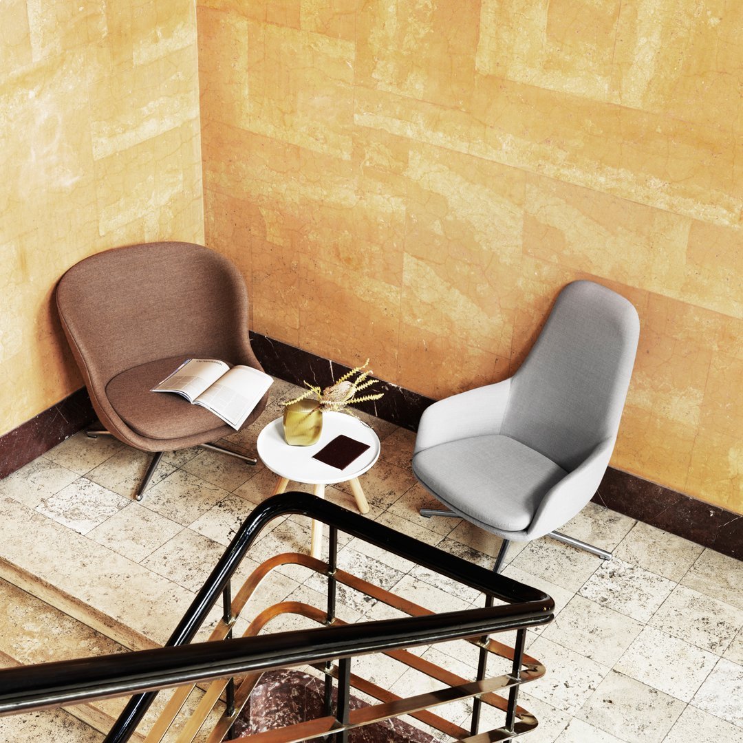 Poltrona lounge imbottita bassa girevole Nordic Hygge con forma avvolgente a sponda alta per il soggiorno