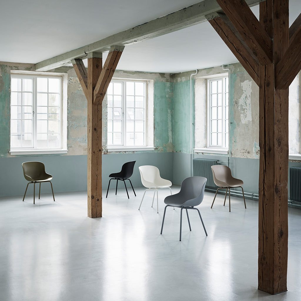 Sedia da pranzo Nordic Hygge imbottita e in acciaio a 4 gambe con curva organica e forma avvolgente per sala da pranzo