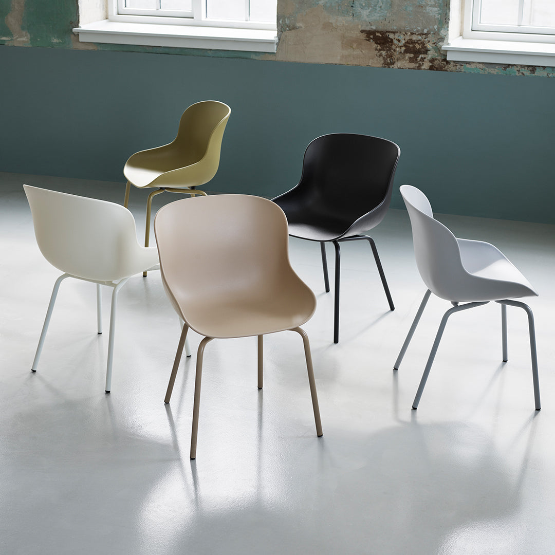 Sedia da pranzo Nordic Hygge imbottita e in acciaio a 4 gambe con curva organica e forma avvolgente per sala da pranzo