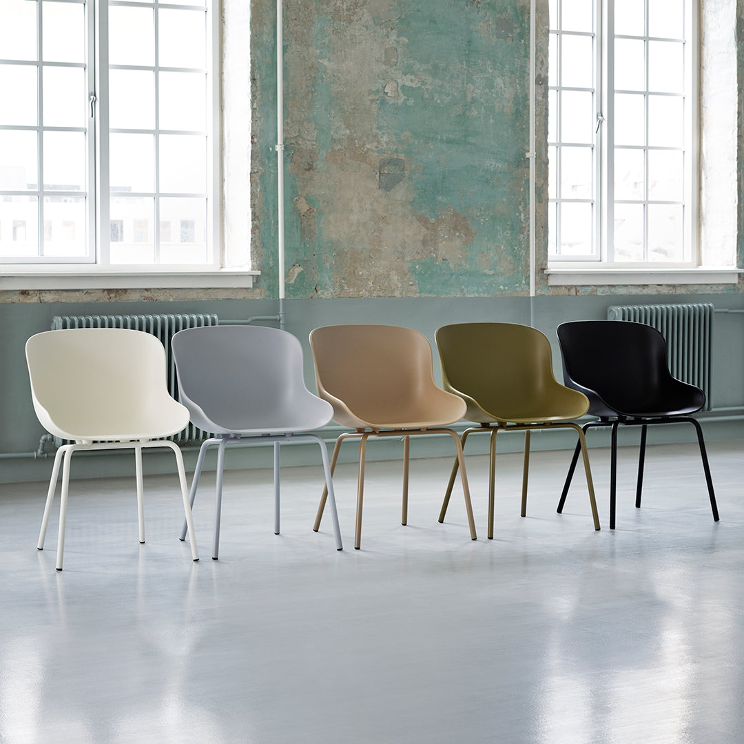 Sedia da pranzo Nordic Hygge imbottita e in acciaio a 4 gambe con curva organica e forma avvolgente per sala da pranzo