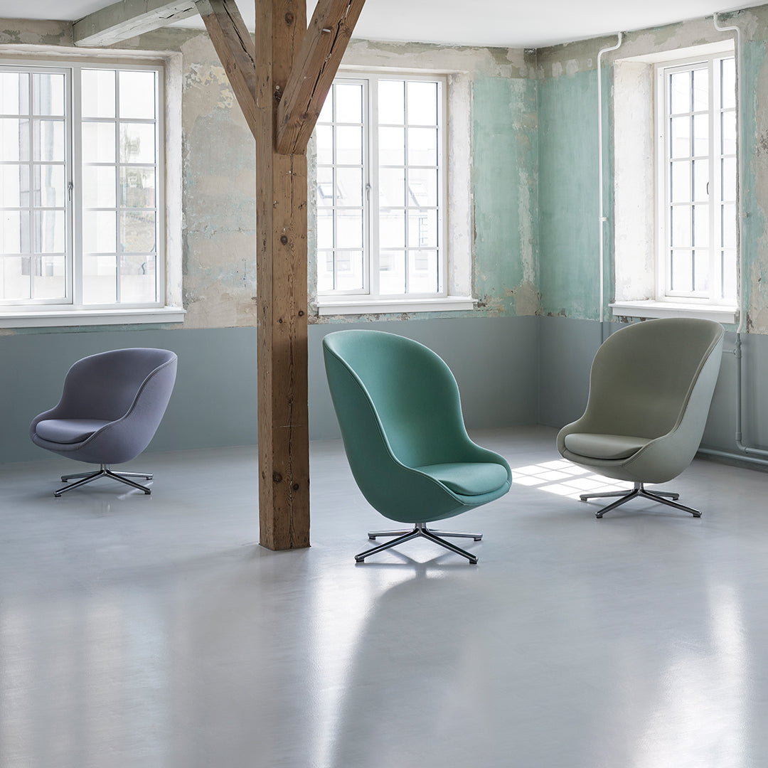 Poltrona lounge imbottita bassa girevole Nordic Hygge con forma avvolgente a sponda alta per il soggiorno