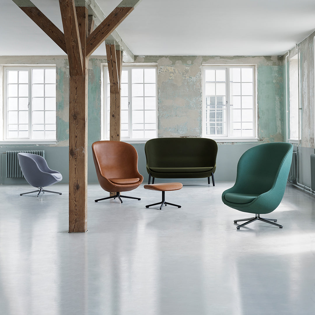 Poltrona lounge imbottita bassa girevole Nordic Hygge con forma avvolgente a sponda alta per il soggiorno
