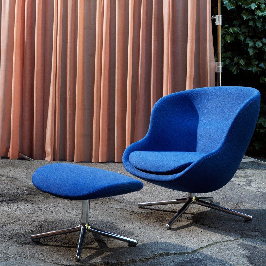 Poltrona lounge imbottita bassa girevole Nordic Hygge con forma avvolgente a sponda alta per il soggiorno