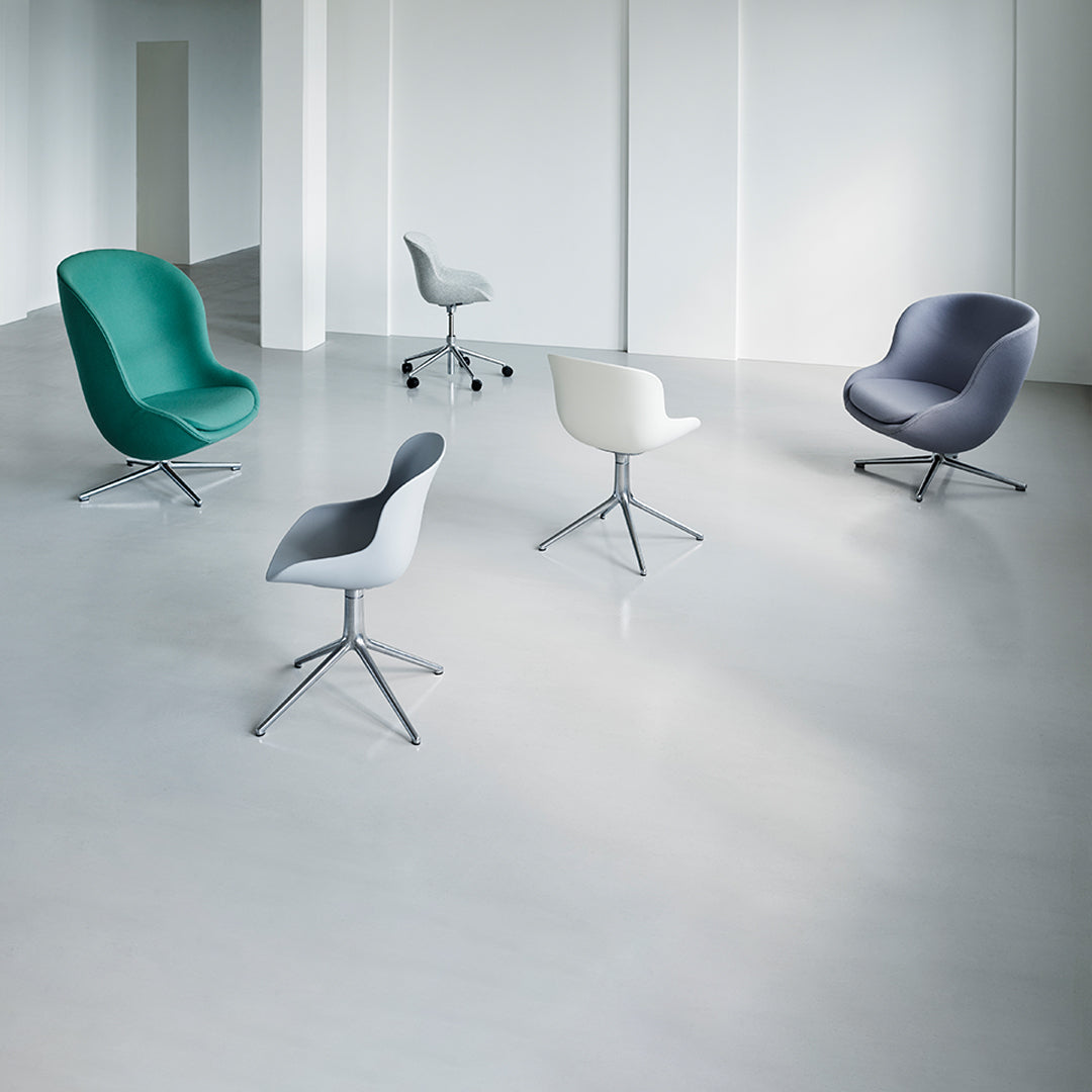 Poltrona lounge imbottita bassa girevole Nordic Hygge con forma avvolgente a sponda alta per il soggiorno
