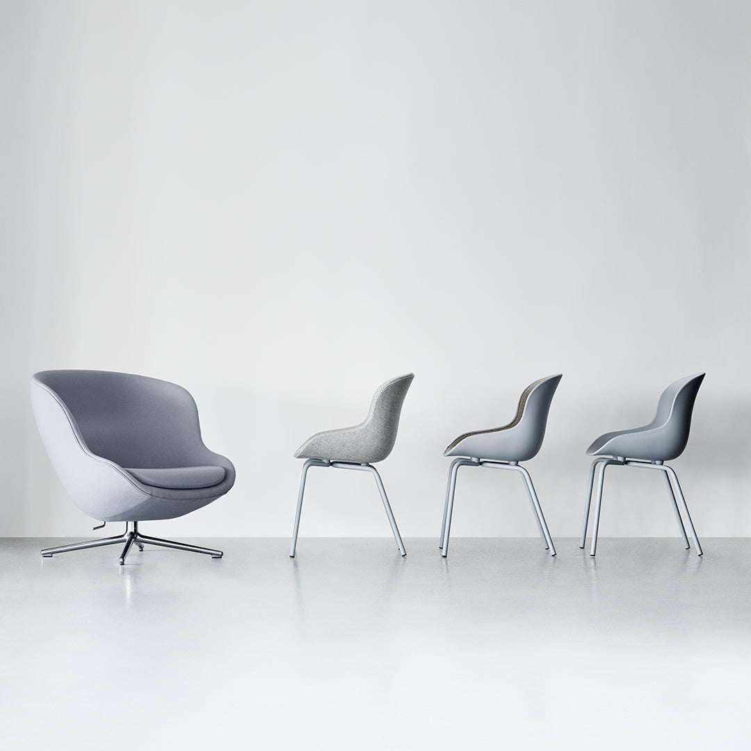 Poltrona lounge imbottita bassa girevole Nordic Hygge con forma avvolgente a sponda alta per il soggiorno