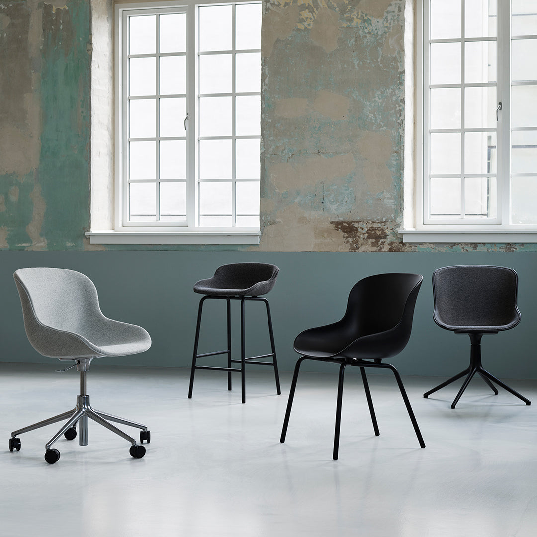 Sedia da pranzo Nordic Hygge imbottita e in acciaio a 4 gambe con curva organica e forma avvolgente per sala da pranzo