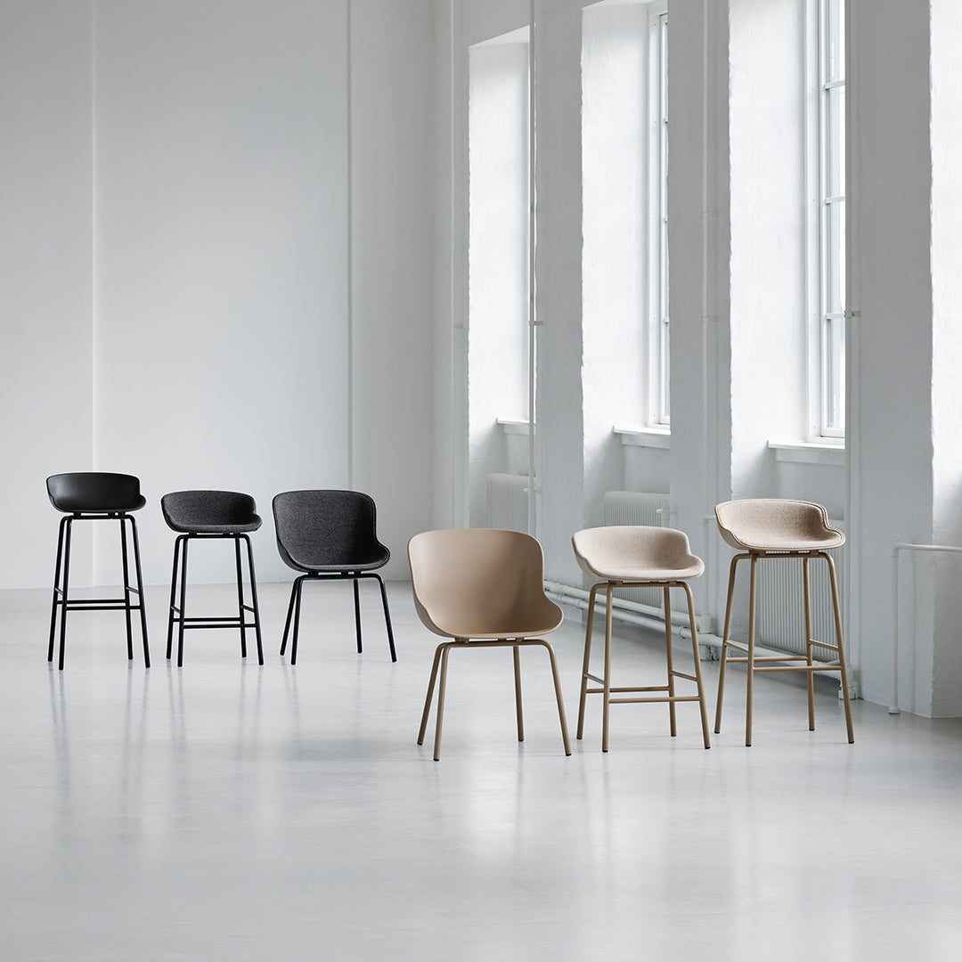 Sedia da pranzo Nordic Hygge imbottita e in acciaio a 4 gambe con curva organica e forma avvolgente per sala da pranzo