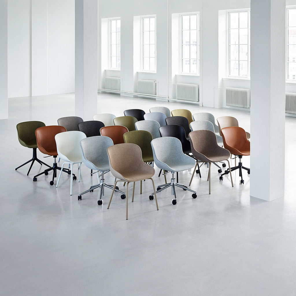 Sedia da pranzo Nordic Hygge imbottita e in acciaio a 4 gambe con curva organica e forma avvolgente per sala da pranzo