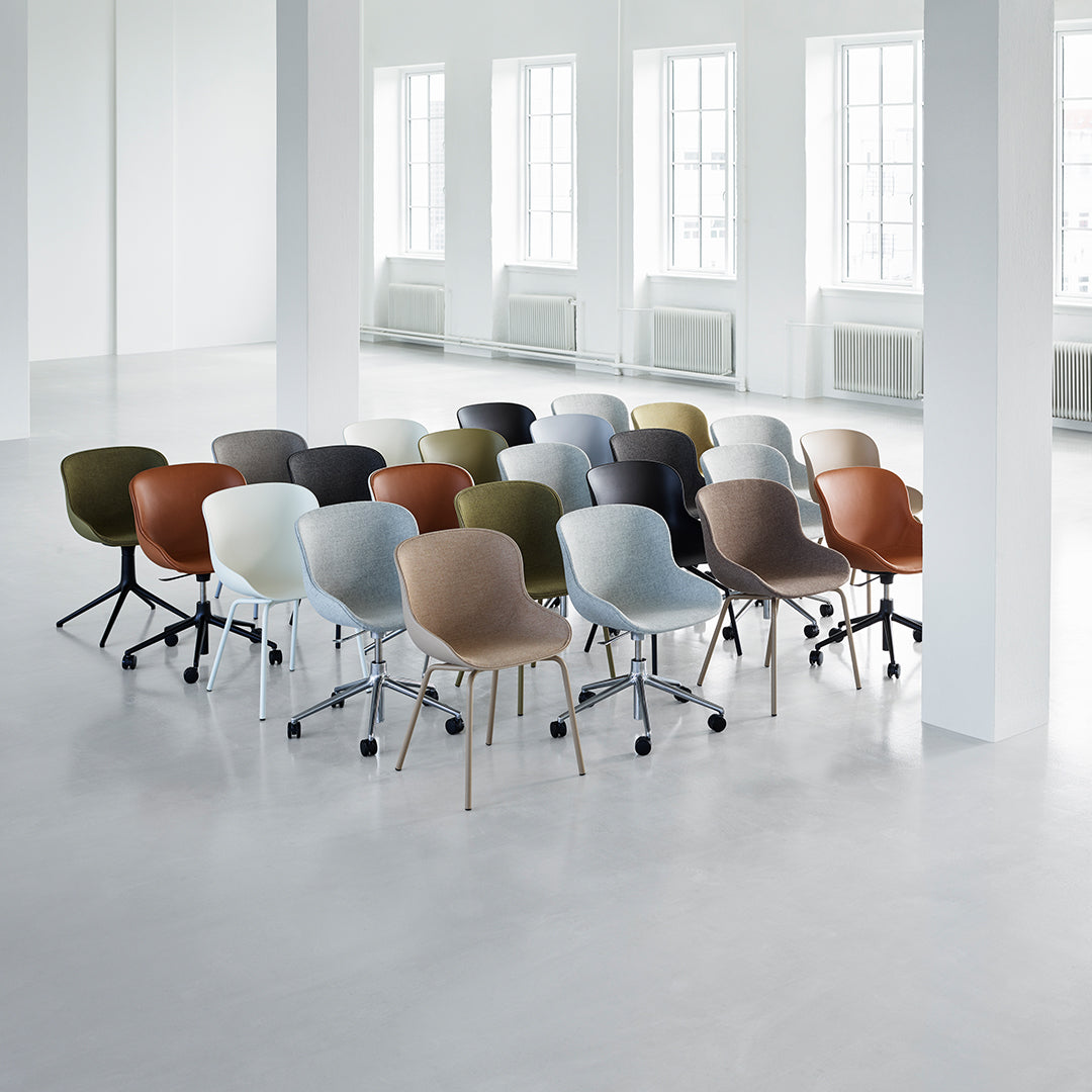 Sedia da pranzo Nordic Hygge imbottita e in acciaio a 4 gambe con curva organica e forma avvolgente per sala da pranzo