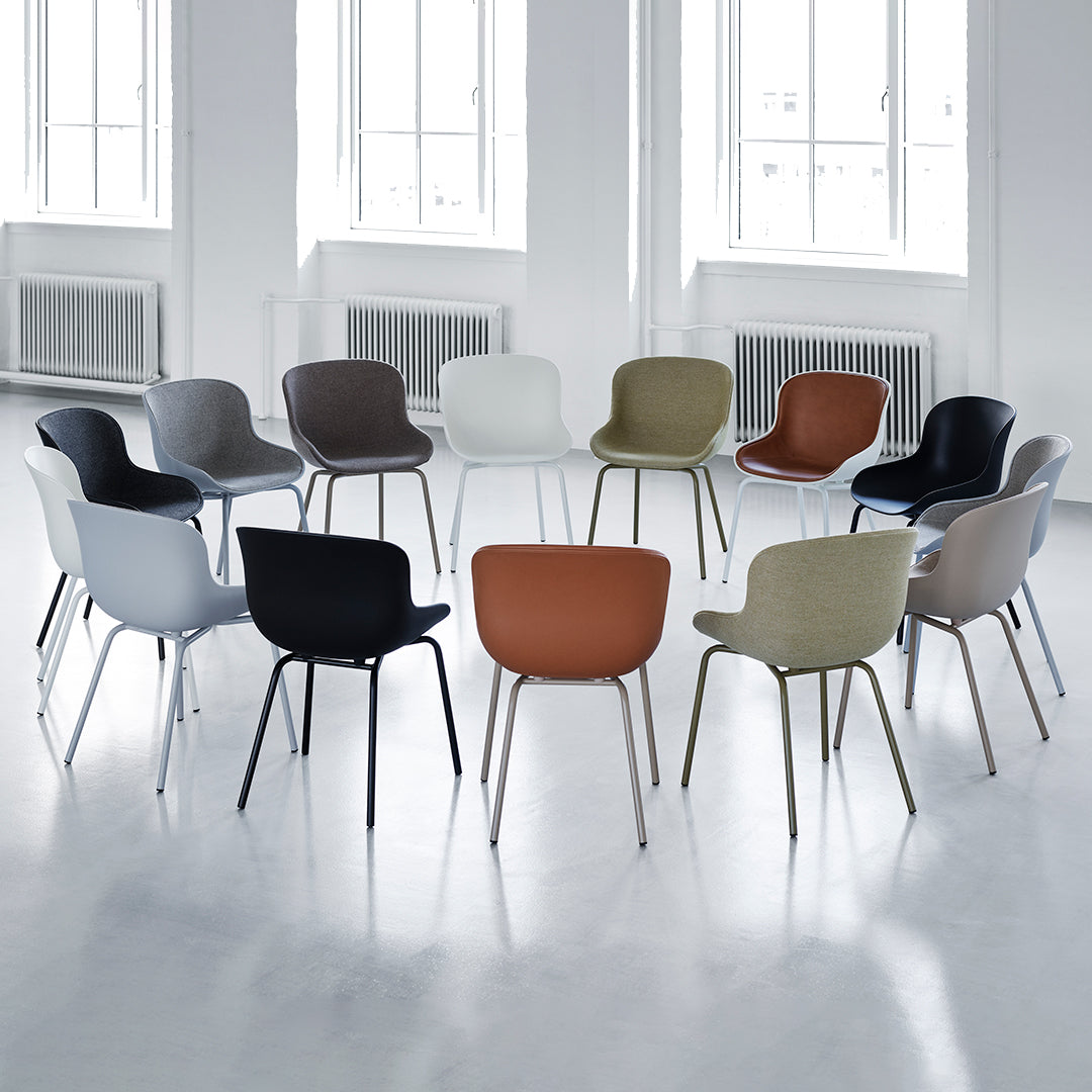 Sedia da pranzo Nordic Hygge imbottita e in acciaio a 4 gambe con curva organica e forma avvolgente per sala da pranzo