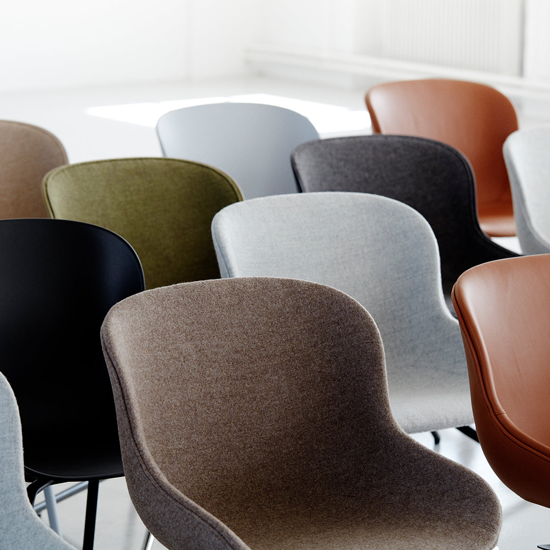 Sedia da pranzo Nordic Hygge imbottita e in acciaio a 4 gambe con curva organica e forma avvolgente per sala da pranzo
