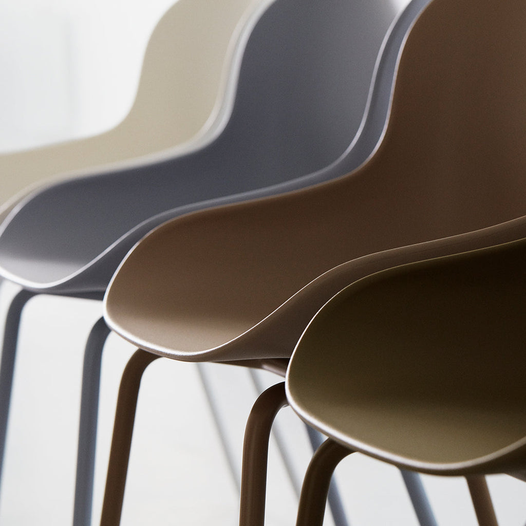 Sedia da pranzo Nordic Hygge imbottita e in acciaio a 4 gambe con curva organica e forma avvolgente per sala da pranzo
