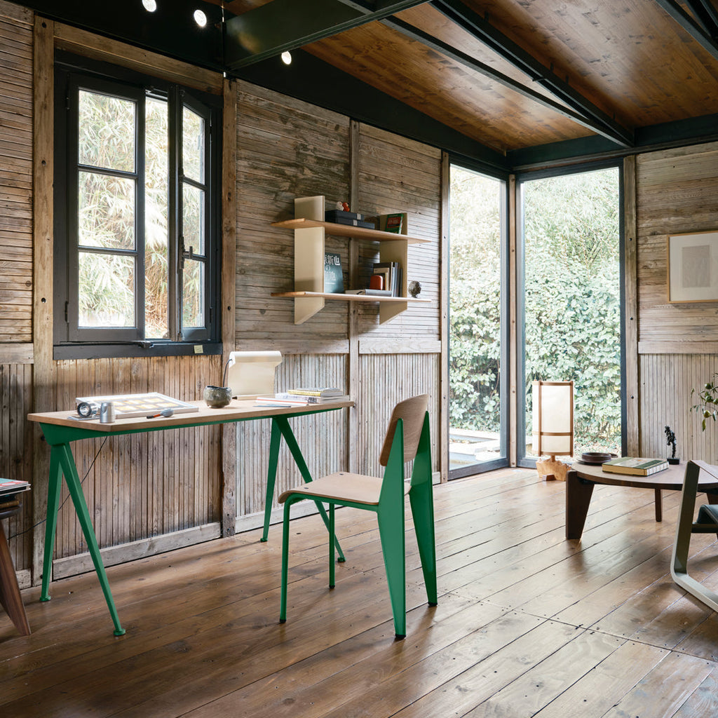 Sedia standard con tubo d'acciaio estetico ingegneristico e legno massello con design strutturale di Jean Prouvé per sala da pranzo
