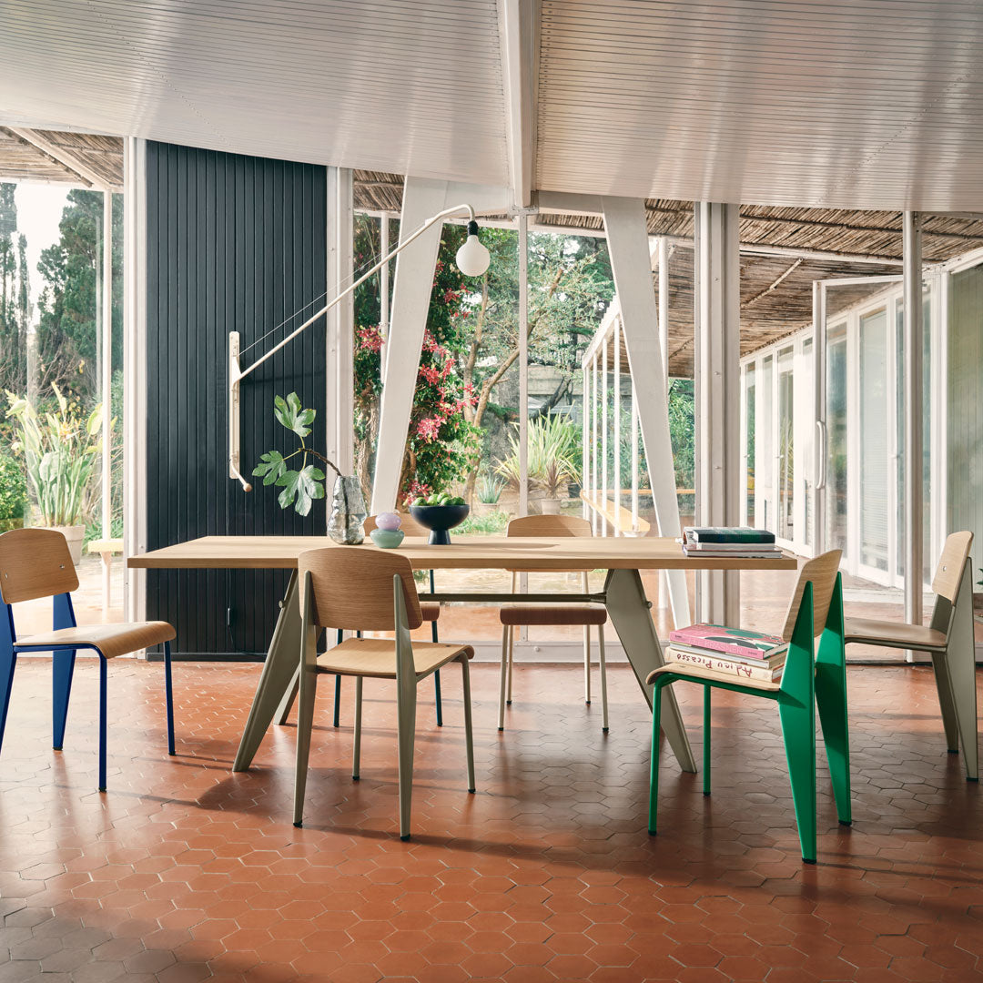 Sedia standard con tubo d'acciaio estetico ingegneristico e legno massello con design strutturale di Jean Prouvé per sala da pranzo
