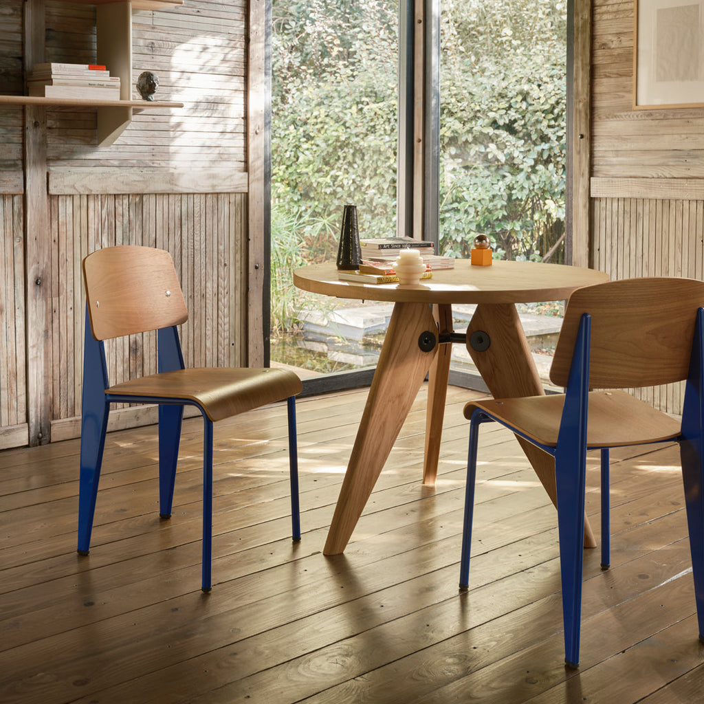 Sedia standard con tubo d'acciaio estetico ingegneristico e legno massello con design strutturale di Jean Prouvé per sala da pranzo