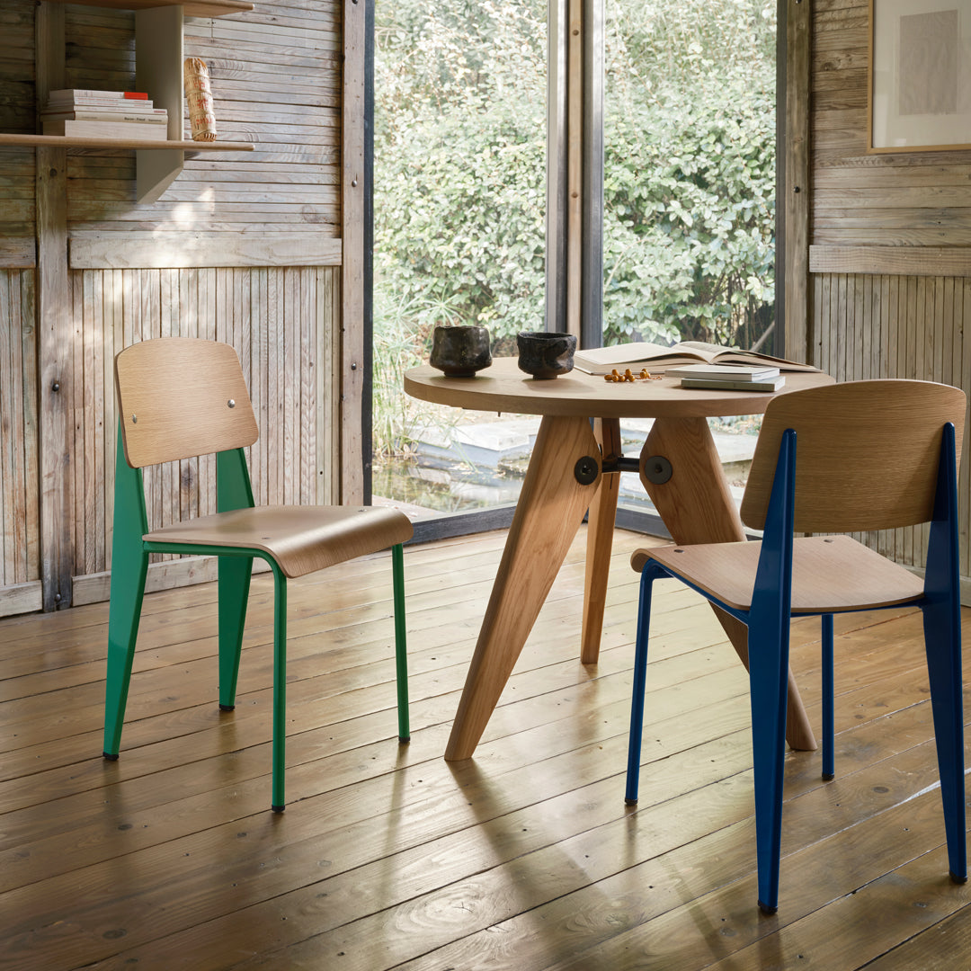 Sedia standard con tubo d'acciaio estetico ingegneristico e legno massello con design strutturale di Jean Prouvé per sala da pranzo