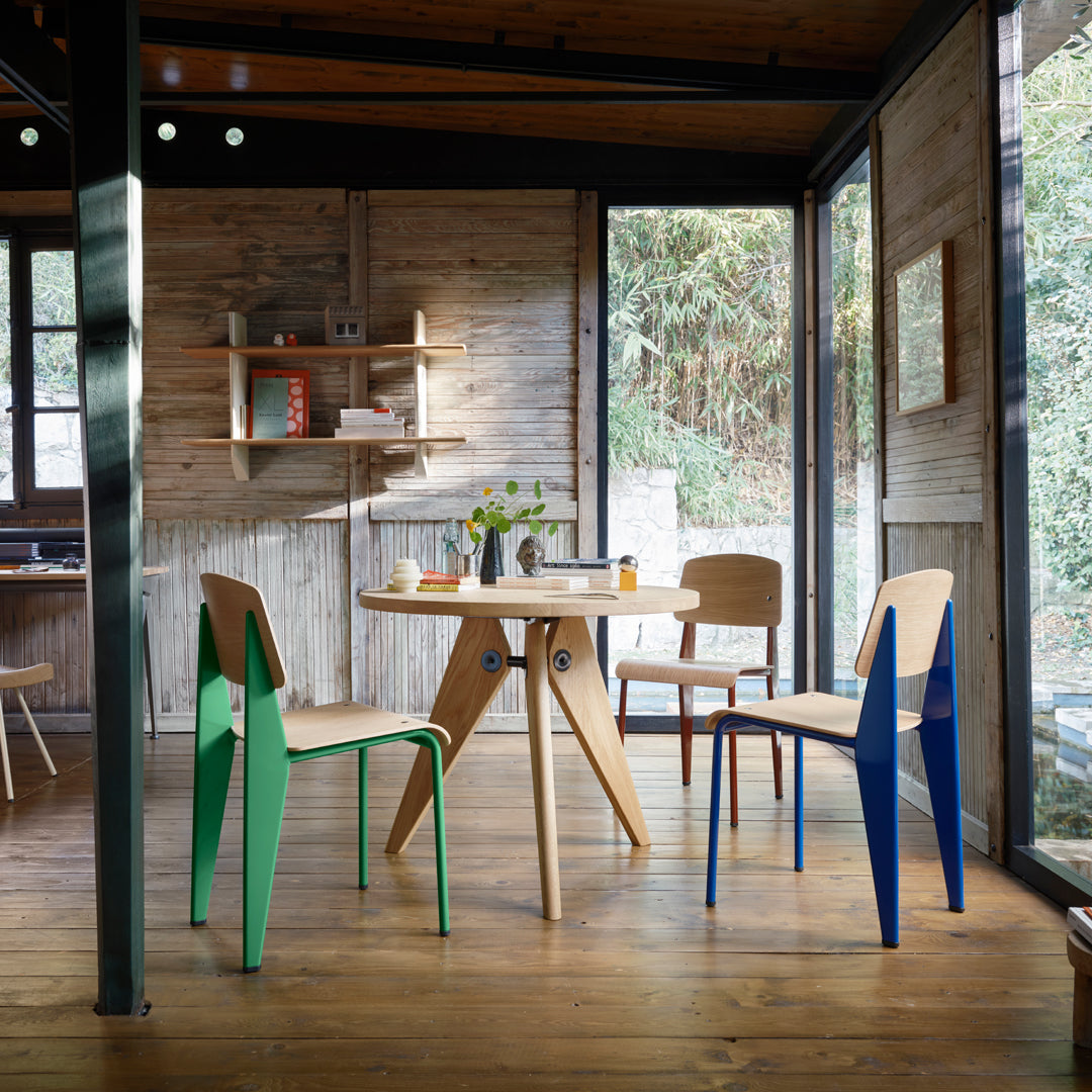 Sedia standard con tubo d'acciaio estetico ingegneristico e legno massello con design strutturale di Jean Prouvé per sala da pranzo