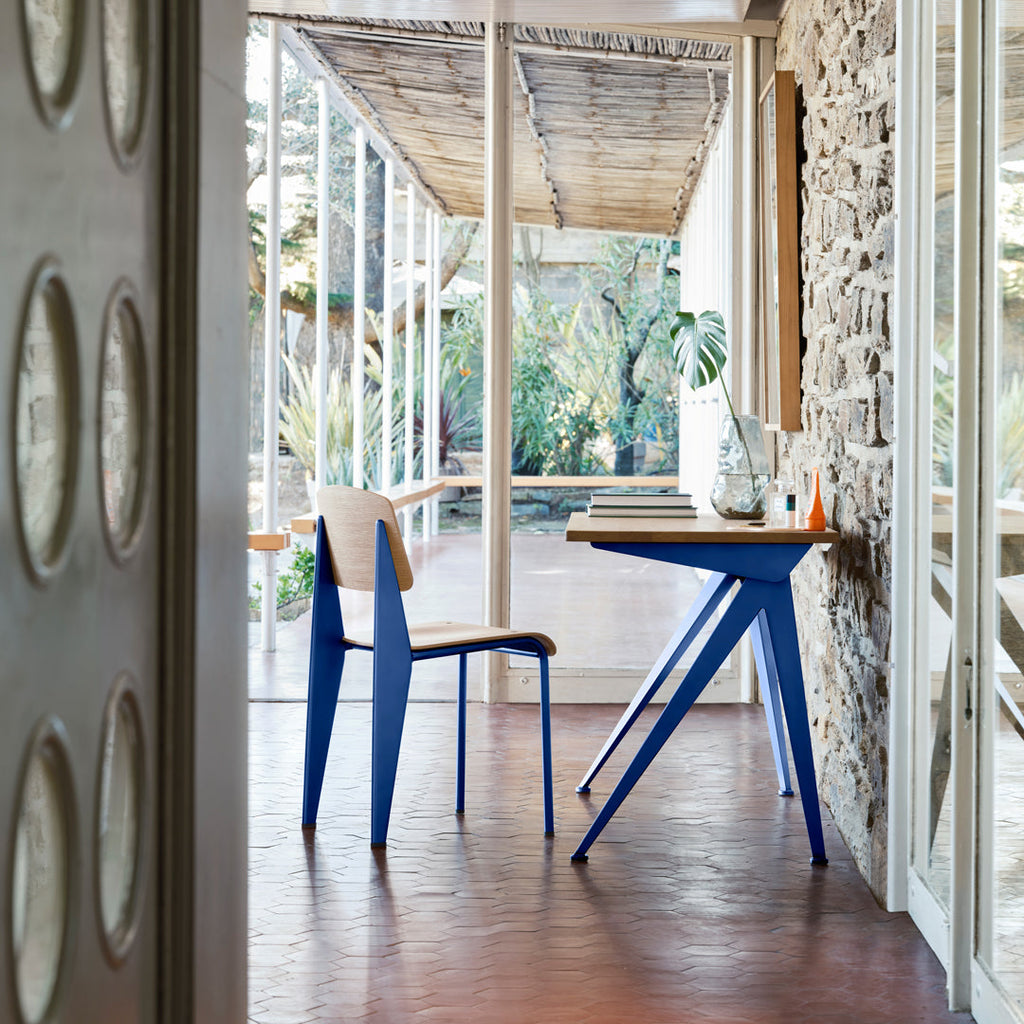 Sedia standard con tubo d'acciaio estetico ingegneristico e legno massello con design strutturale di Jean Prouvé per sala da pranzo