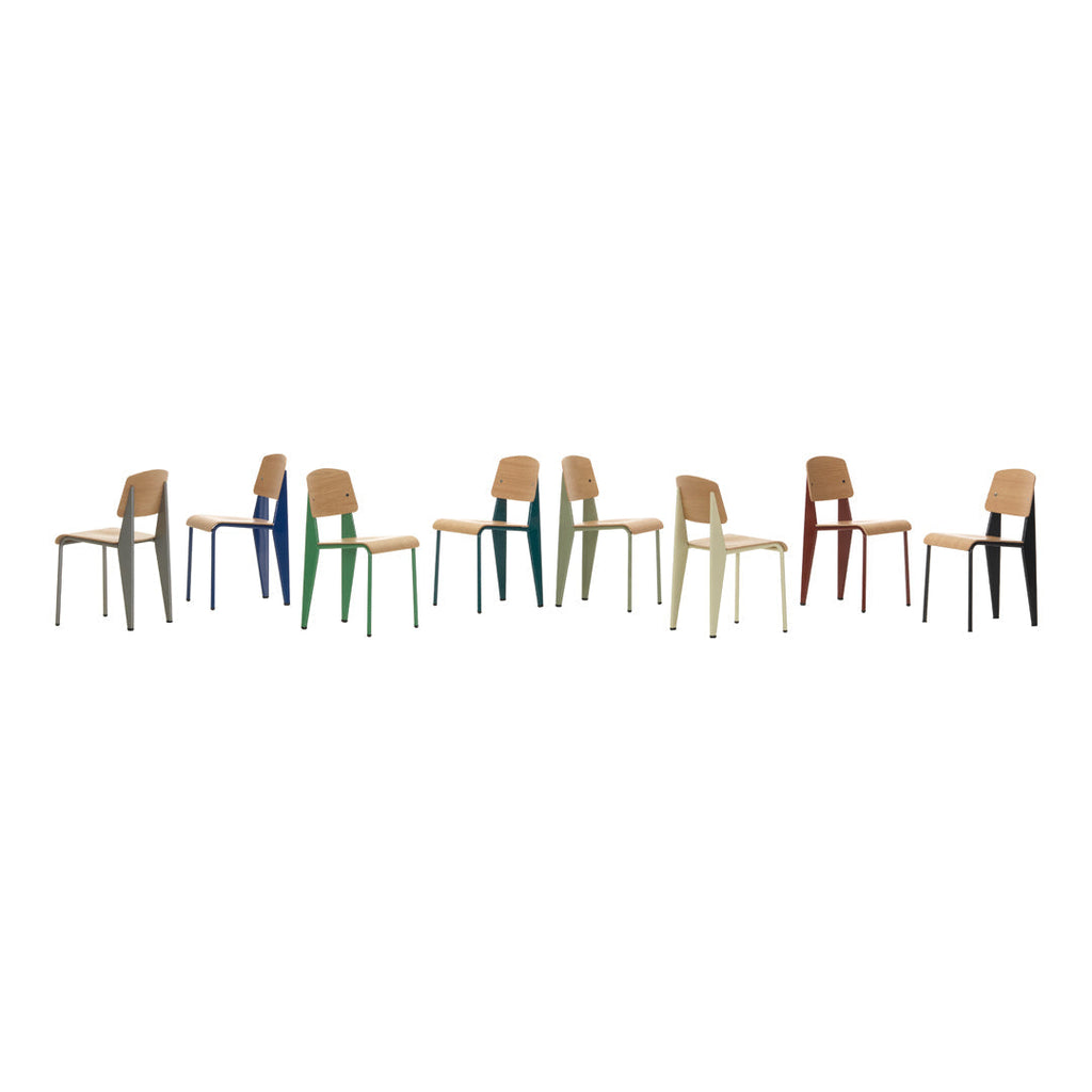 Sedia standard con tubo d'acciaio estetico ingegneristico e legno massello con design strutturale di Jean Prouvé per sala da pranzo