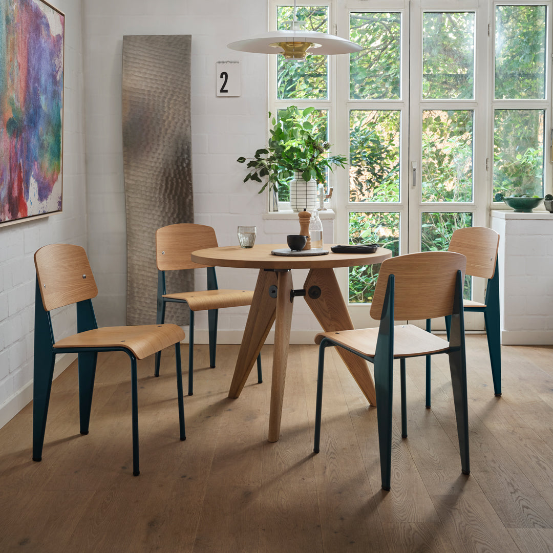 Sedia standard con tubo d'acciaio estetico ingegneristico e legno massello con design strutturale di Jean Prouvé per sala da pranzo