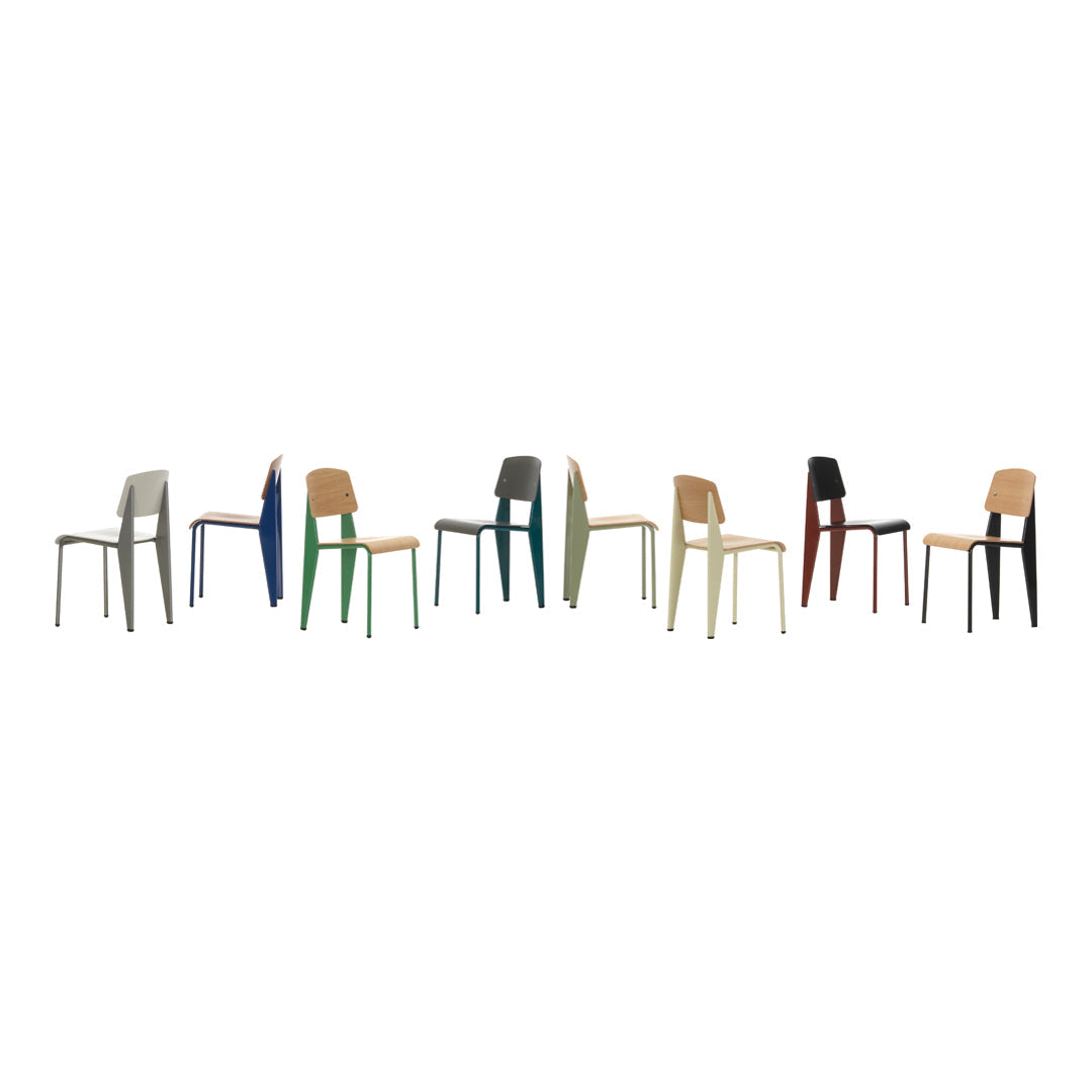 Sedia standard con tubo d'acciaio estetico ingegneristico e legno massello con design strutturale di Jean Prouvé per sala da pranzo