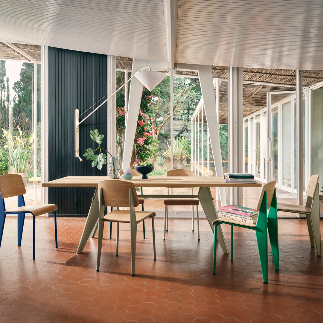 Sedia standard con tubo d'acciaio estetico ingegneristico e legno massello con design strutturale di Jean Prouvé per sala da pranzo
