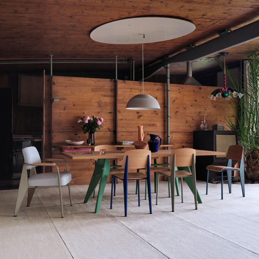 Sedia standard con tubo d'acciaio estetico ingegneristico e legno massello con design strutturale di Jean Prouvé per sala da pranzo