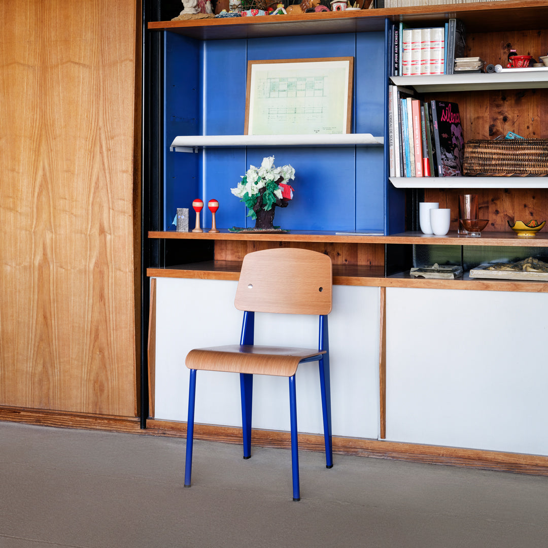 Sedia standard con tubo d'acciaio estetico ingegneristico e legno massello con design strutturale di Jean Prouvé per sala da pranzo