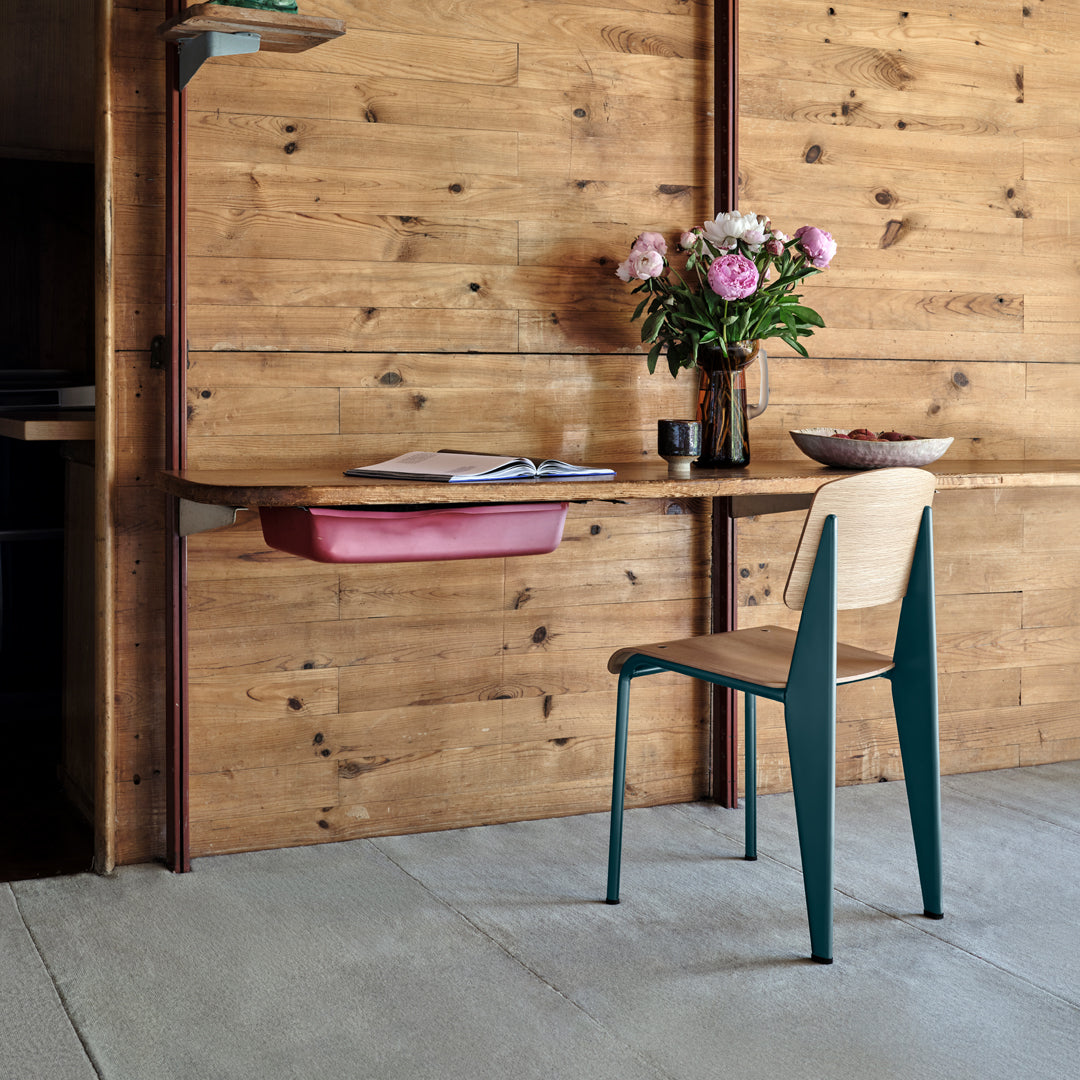 Sedia standard con tubo d'acciaio estetico ingegneristico e legno massello con design strutturale di Jean Prouvé per sala da pranzo