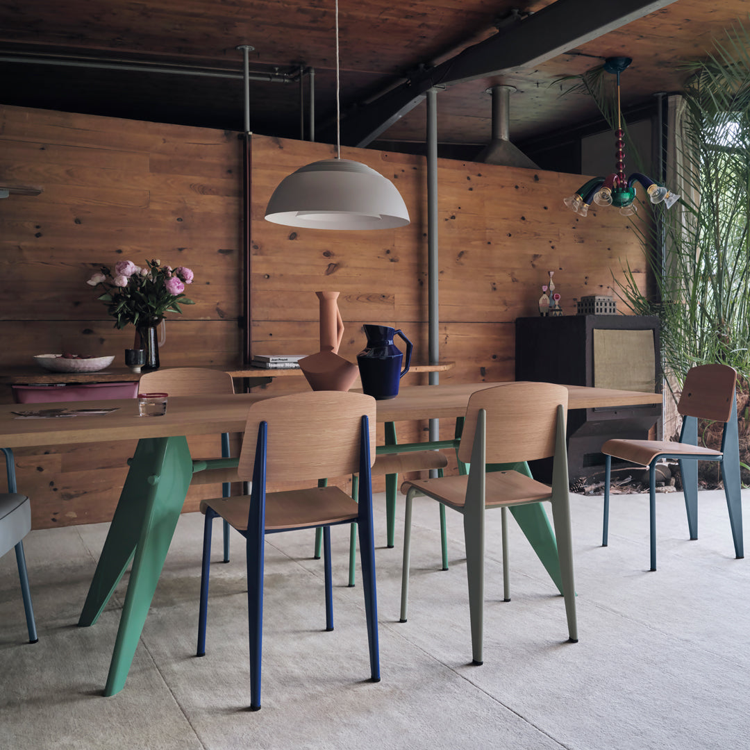 Sedia standard con tubo d'acciaio estetico ingegneristico e legno massello con design strutturale di Jean Prouvé per sala da pranzo