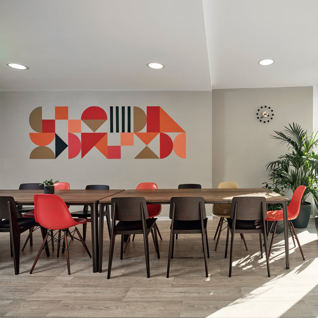 Sedia standard con tubo d'acciaio estetico ingegneristico e legno massello con design strutturale di Jean Prouvé per sala da pranzo