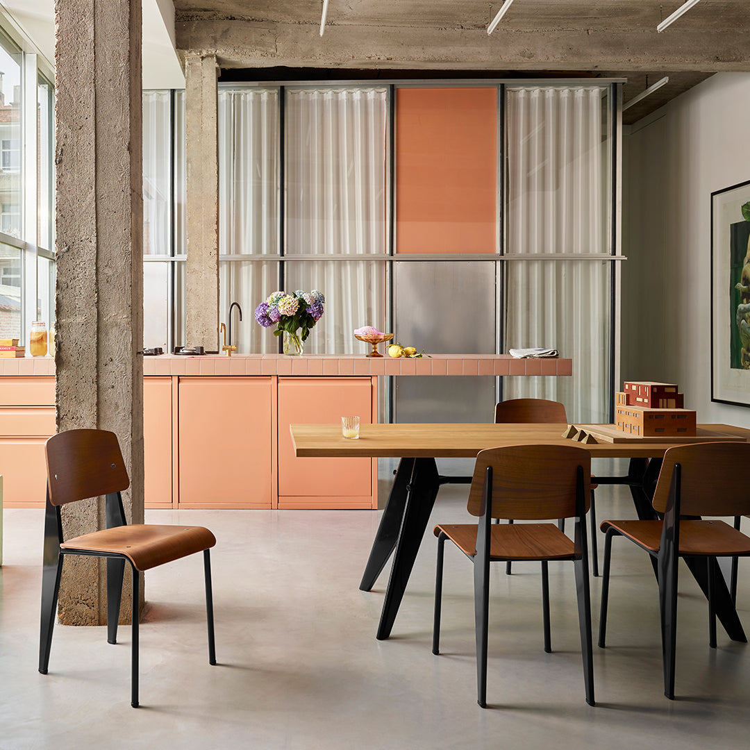 Sedia standard con tubo d'acciaio estetico ingegneristico e legno massello con design strutturale di Jean Prouvé per sala da pranzo