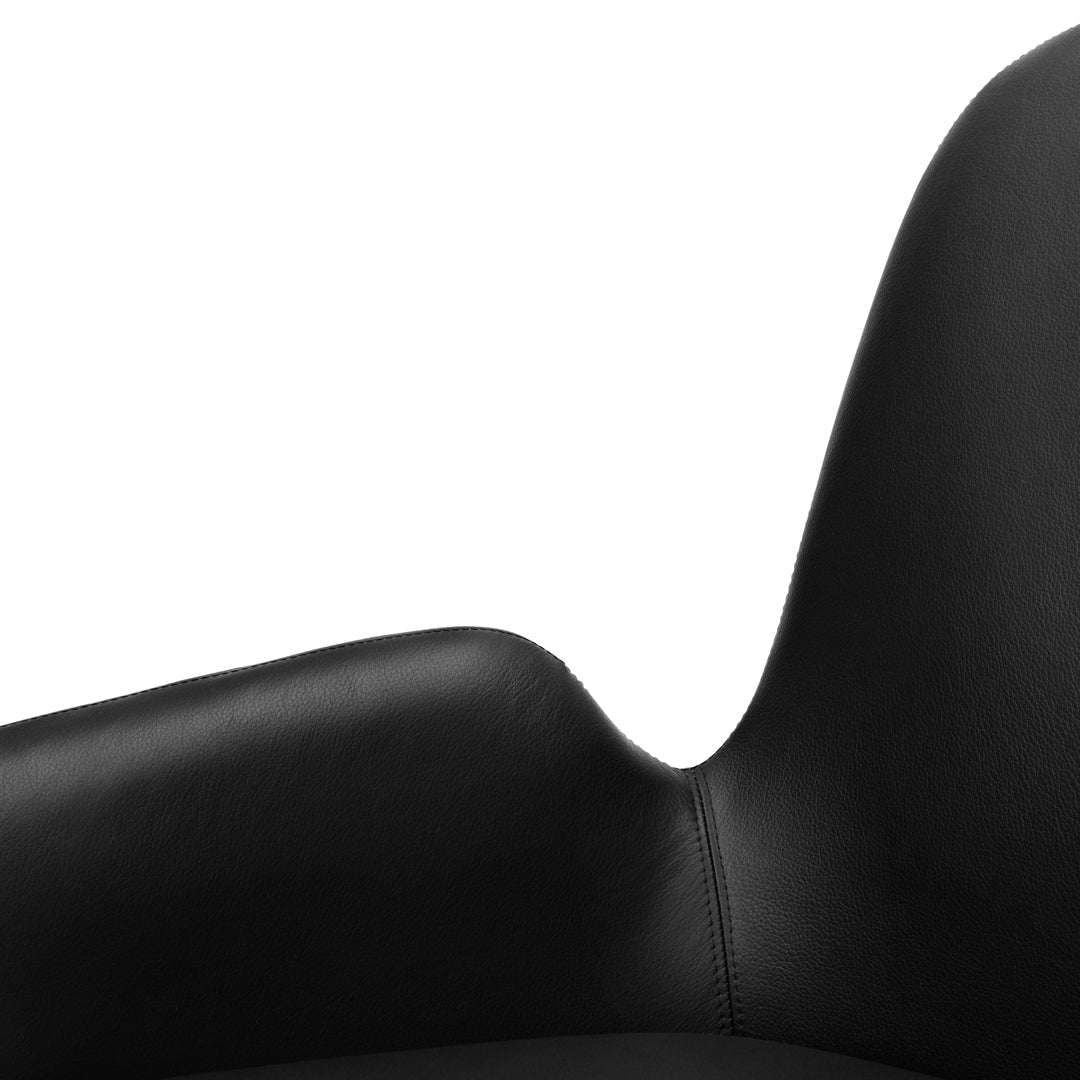 Poltrona bassa Nordic Classic imbottita con gambe in legno e ampio cuscino sagomato per il soggiorno