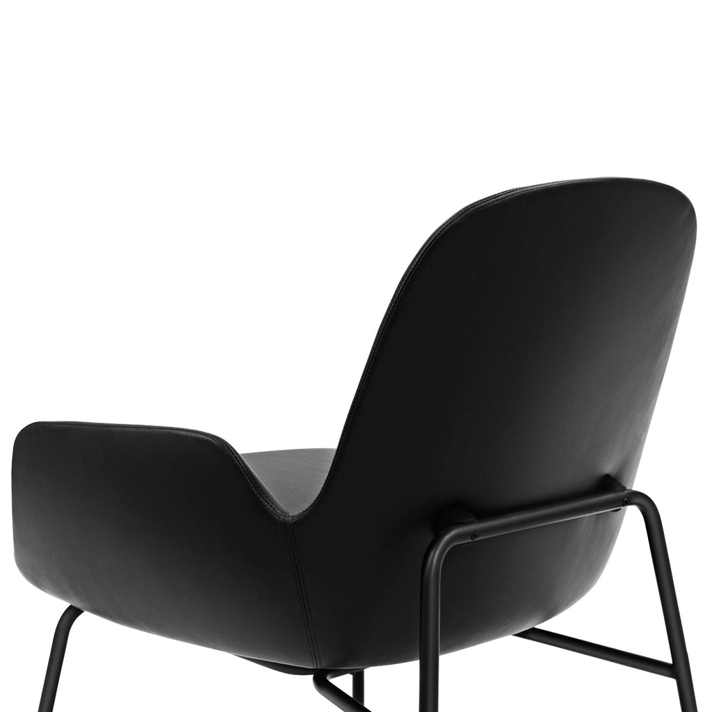 Poltrona bassa Nordic Classic imbottita con gambe in legno e ampio cuscino sagomato per il soggiorno