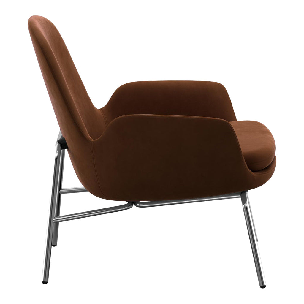 Poltrona bassa Nordic Classic imbottita con gambe in legno e ampio cuscino sagomato per il soggiorno
