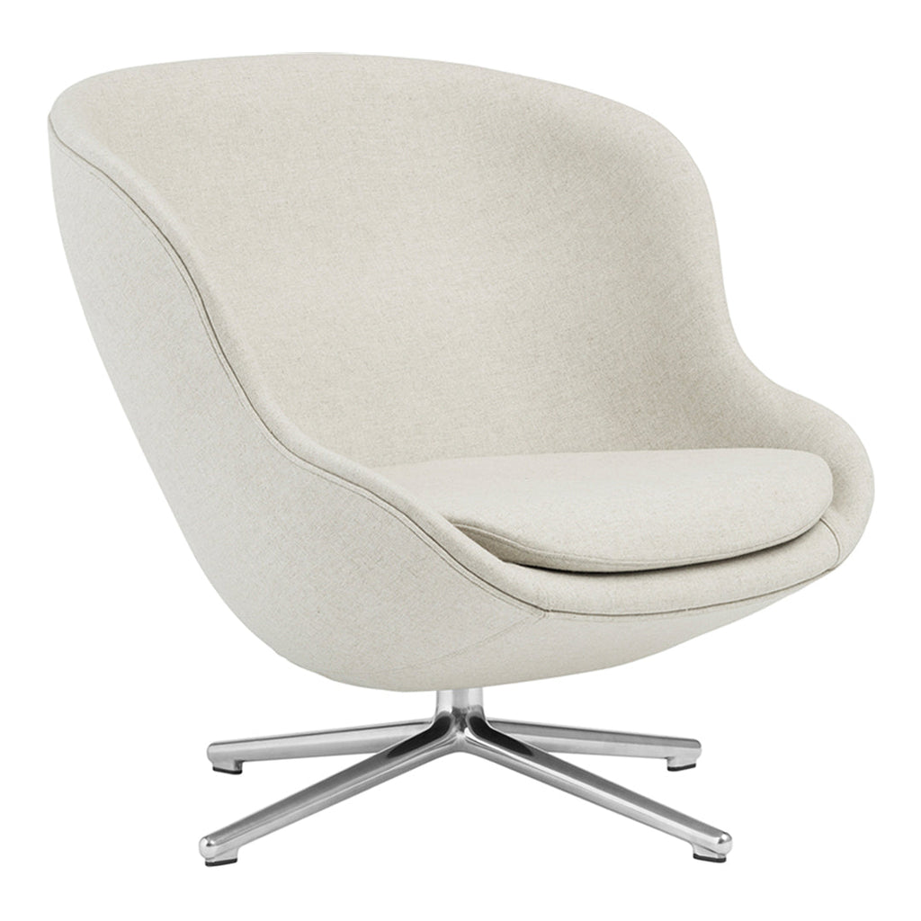 Poltrona lounge imbottita bassa girevole Nordic Hygge con forma avvolgente a sponda alta per il soggiorno