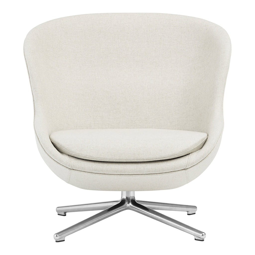 Poltrona lounge imbottita bassa girevole Nordic Hygge con forma avvolgente a sponda alta per il soggiorno