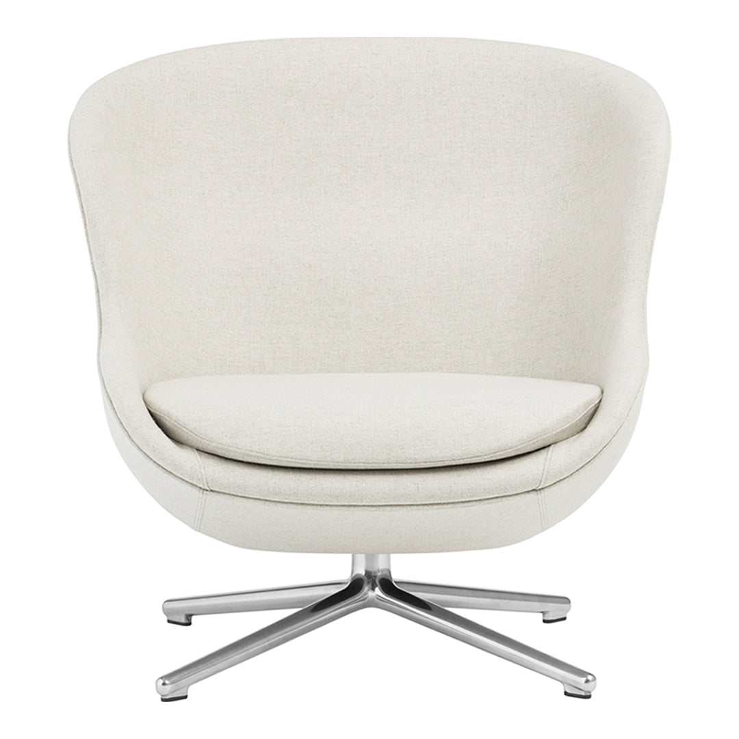 Poltrona lounge imbottita bassa girevole Nordic Hygge con forma avvolgente a sponda alta per il soggiorno