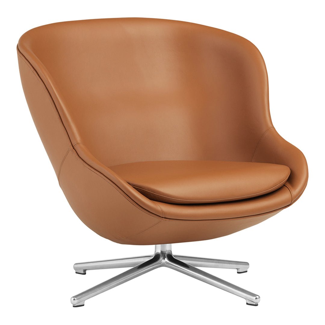 Poltrona lounge imbottita bassa girevole Nordic Hygge con forma avvolgente a sponda alta per il soggiorno