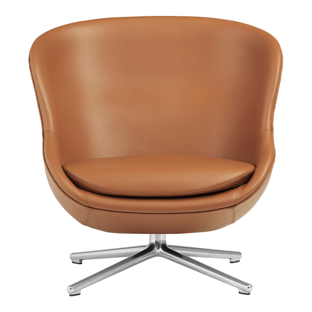 Poltrona lounge imbottita bassa girevole Nordic Hygge con forma avvolgente a sponda alta per il soggiorno