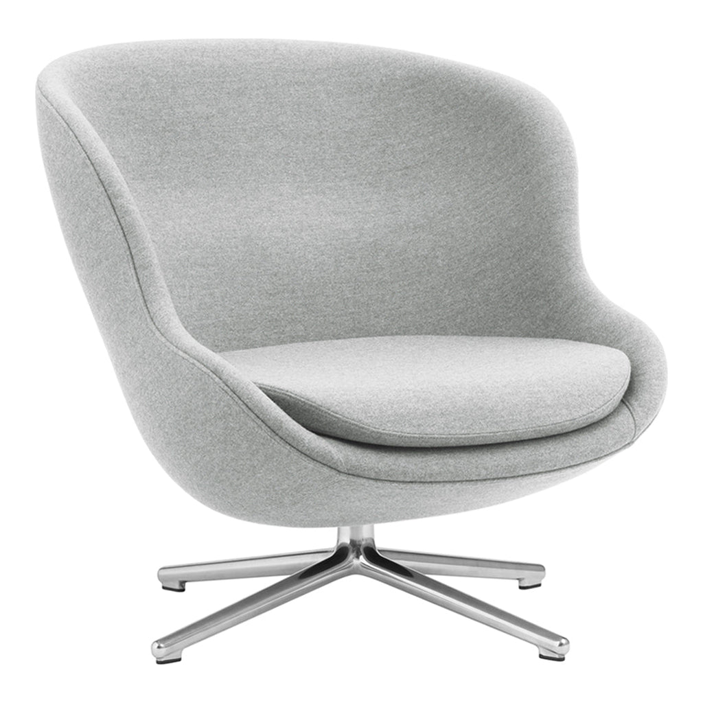 Poltrona lounge imbottita bassa girevole Nordic Hygge con forma avvolgente a sponda alta per il soggiorno