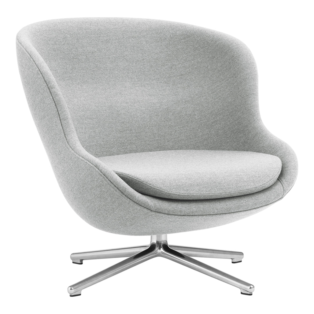 Poltrona lounge imbottita bassa girevole Nordic Hygge con forma avvolgente a sponda alta per il soggiorno