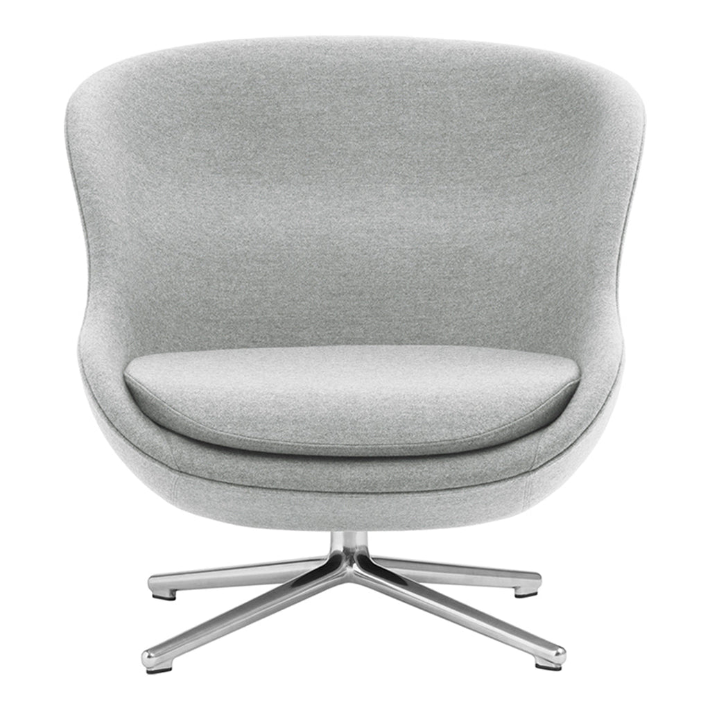 Poltrona lounge imbottita bassa girevole Nordic Hygge con forma avvolgente a sponda alta per il soggiorno