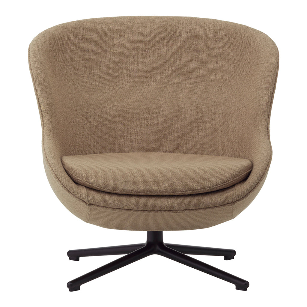 Poltrona lounge imbottita bassa girevole Nordic Hygge con forma avvolgente a sponda alta per il soggiorno