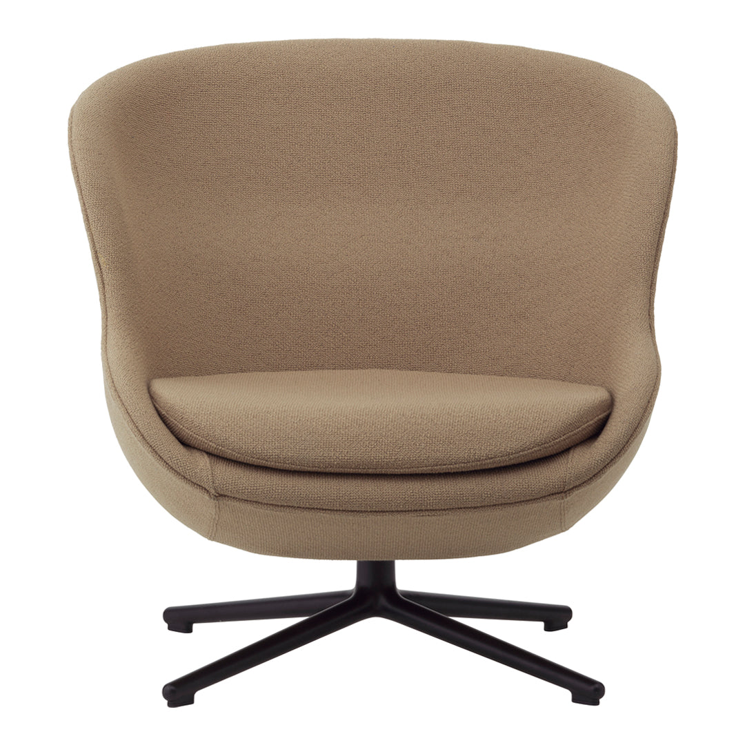 Poltrona lounge imbottita bassa girevole Nordic Hygge con forma avvolgente a sponda alta per il soggiorno