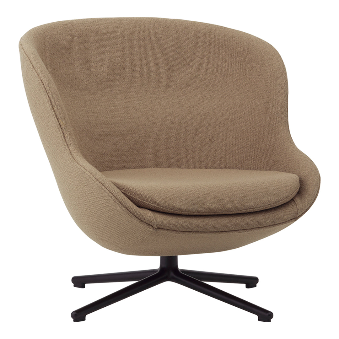 Poltrona lounge imbottita bassa girevole Nordic Hygge con forma avvolgente a sponda alta per il soggiorno