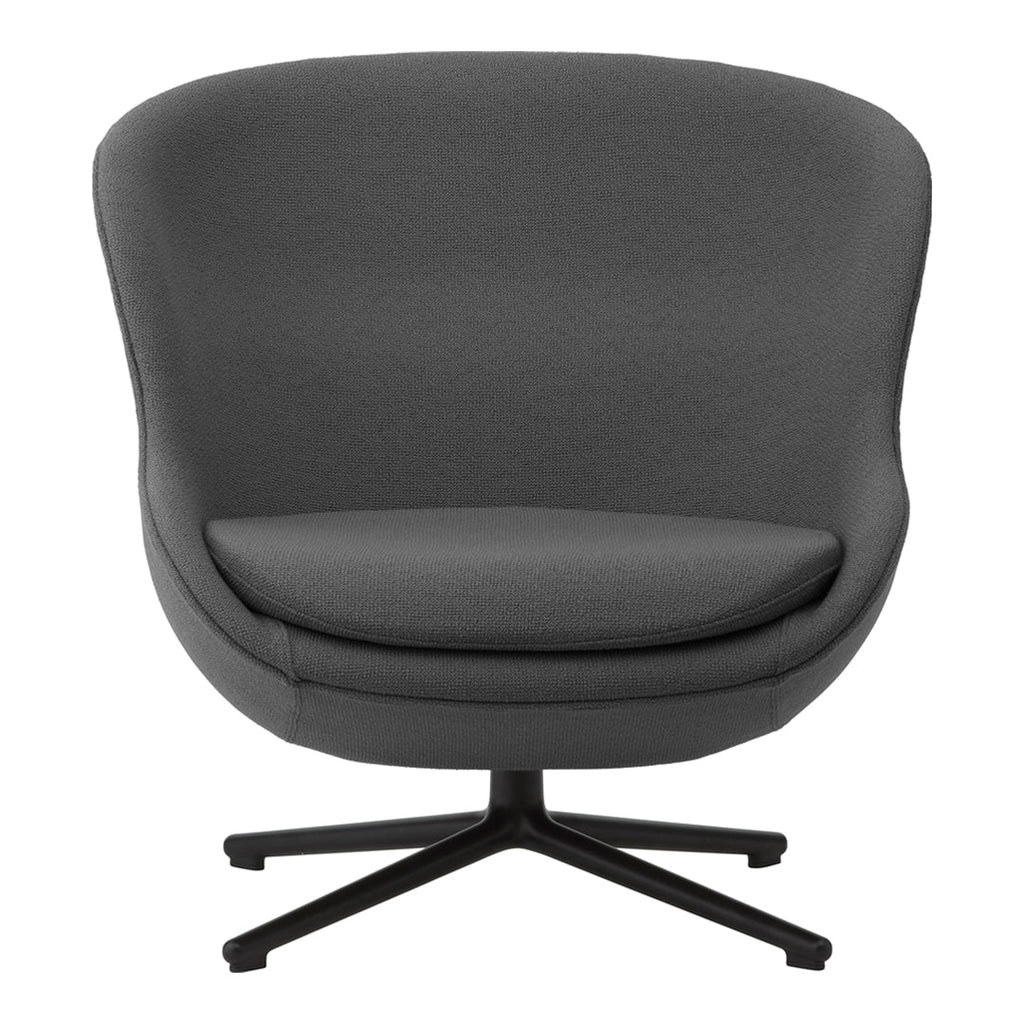 Poltrona lounge imbottita bassa girevole Nordic Hygge con forma avvolgente a sponda alta per il soggiorno