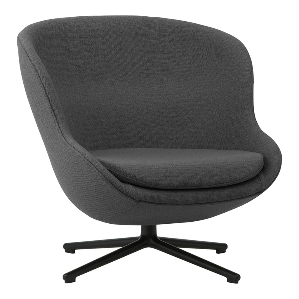 Poltrona lounge imbottita bassa girevole Nordic Hygge con forma avvolgente a sponda alta per il soggiorno